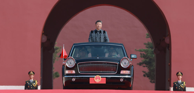习近平乘检阅车经过金水桥驶上长安街