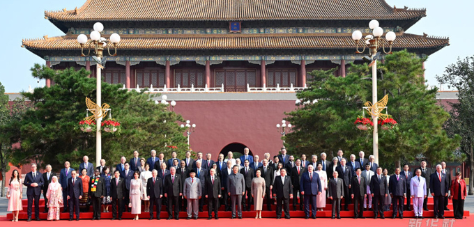 习近平和彭丽媛迎接外方代表团团长及其配偶